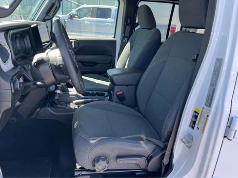 Used 2025 Jeep Wrangler Unlimited Sahara AWD/4WD image 27