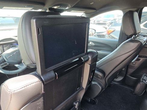 Used 2025 Chrysler Pacifica Select w/ Uconnect Theater Family Group AWD/4WD image 4