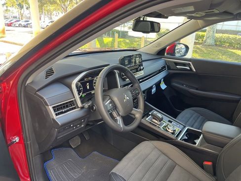 New 2025 Mitsubishi Outlander SE image 6