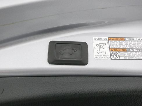 Used 2018 Toyota RAV4 Limited AWD/4WD image 14