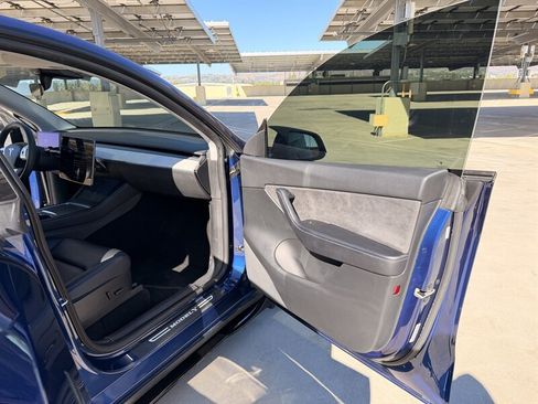 Used 2022 Tesla Model Y Long Range AWD/4WD image 31