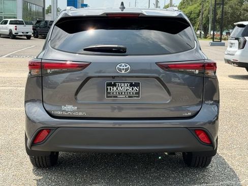 Used 2025 Toyota Highlander XLE FWD image 3