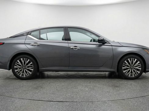 Used 2025 Nissan Altima 2.5 SV image 11