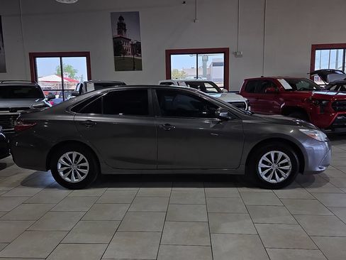 Used 2017 Toyota Camry LE FWD image 5