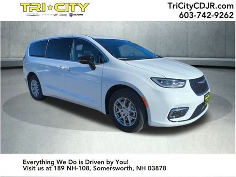New 2026 Chrysler Pacifica Select image 7
