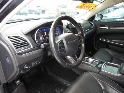 Used 2018 Chrysler 300 Limited image 6