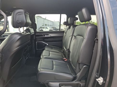 Used 2025 Jeep Wagoneer L 4WD image 10