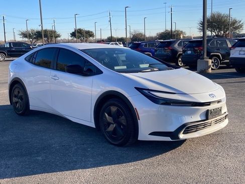 Used 2025 Toyota Prius Plug-In Hybrid image 3