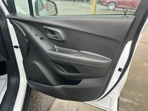 Used 2018 Chevrolet Trax LT w/ LT Convenience Package FWD image 16