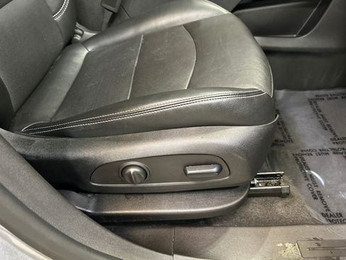 Used 2024 GMC Terrain SLT image 41