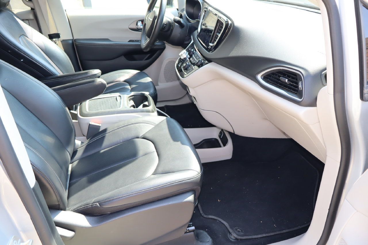 Used 2024 Chrysler Pacifica Touring-L FWD image 17