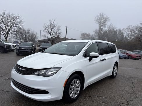 Used 2020 Chrysler Voyager L image 10