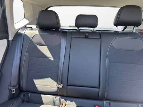 Used 2025 Volkswagen Taos SE w/ Panoramic Sunroof Package image 12