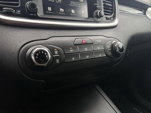 Used 2019 Kia Sorento LX image 18