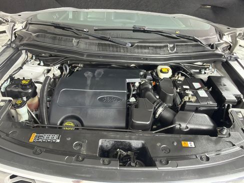 Used 2017 Ford Explorer XLT w/ Equipment Group 202A AWD/4WD image 28