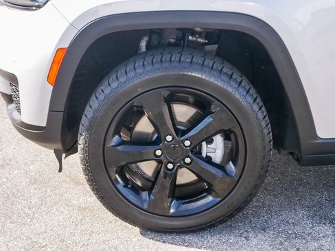 Used 2023 Jeep Grand Cherokee L Laredo image 5