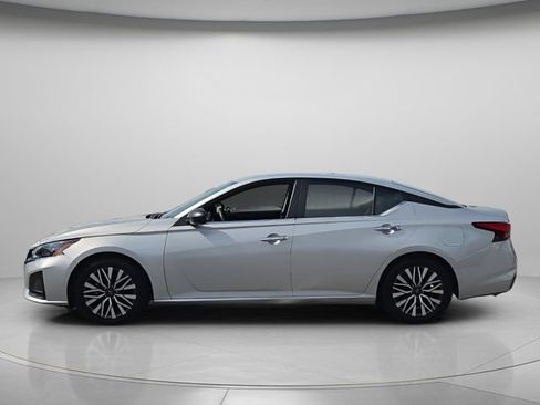 Used 2024 Nissan Altima 2.5 SV FWD image 3