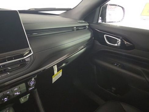 New 2026 Jeep Compass Latitude AWD/4WD image 32