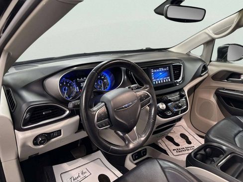 Used 2020 Chrysler Pacifica Touring-L FWD image 11