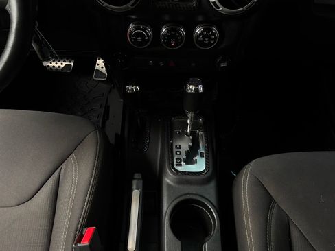 Used 2013 Jeep Wrangler Unlimited Sahara AWD/4WD image 18