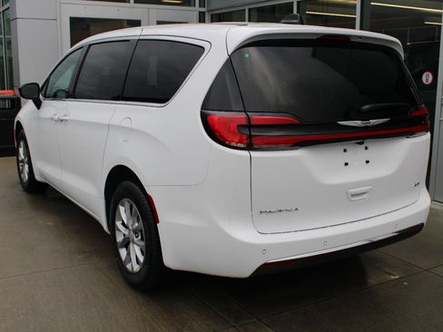 New 2026 Chrysler Pacifica Select image 5