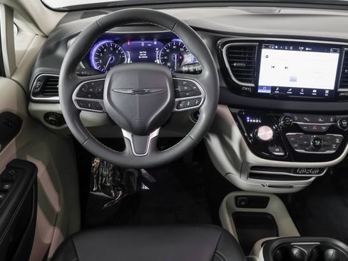 Used 2023 Chrysler Pacifica Touring-L FWD image 38