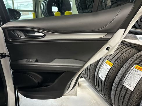 Used 2024 Alfa Romeo Stelvio Veloce image 36