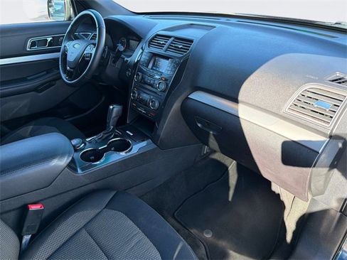 Used 2017 Ford Explorer XLT image 24