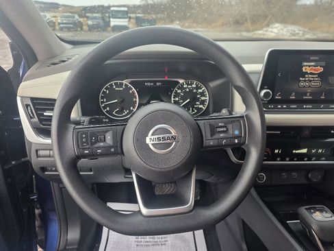 Used 2021 Nissan Rogue SV image 3