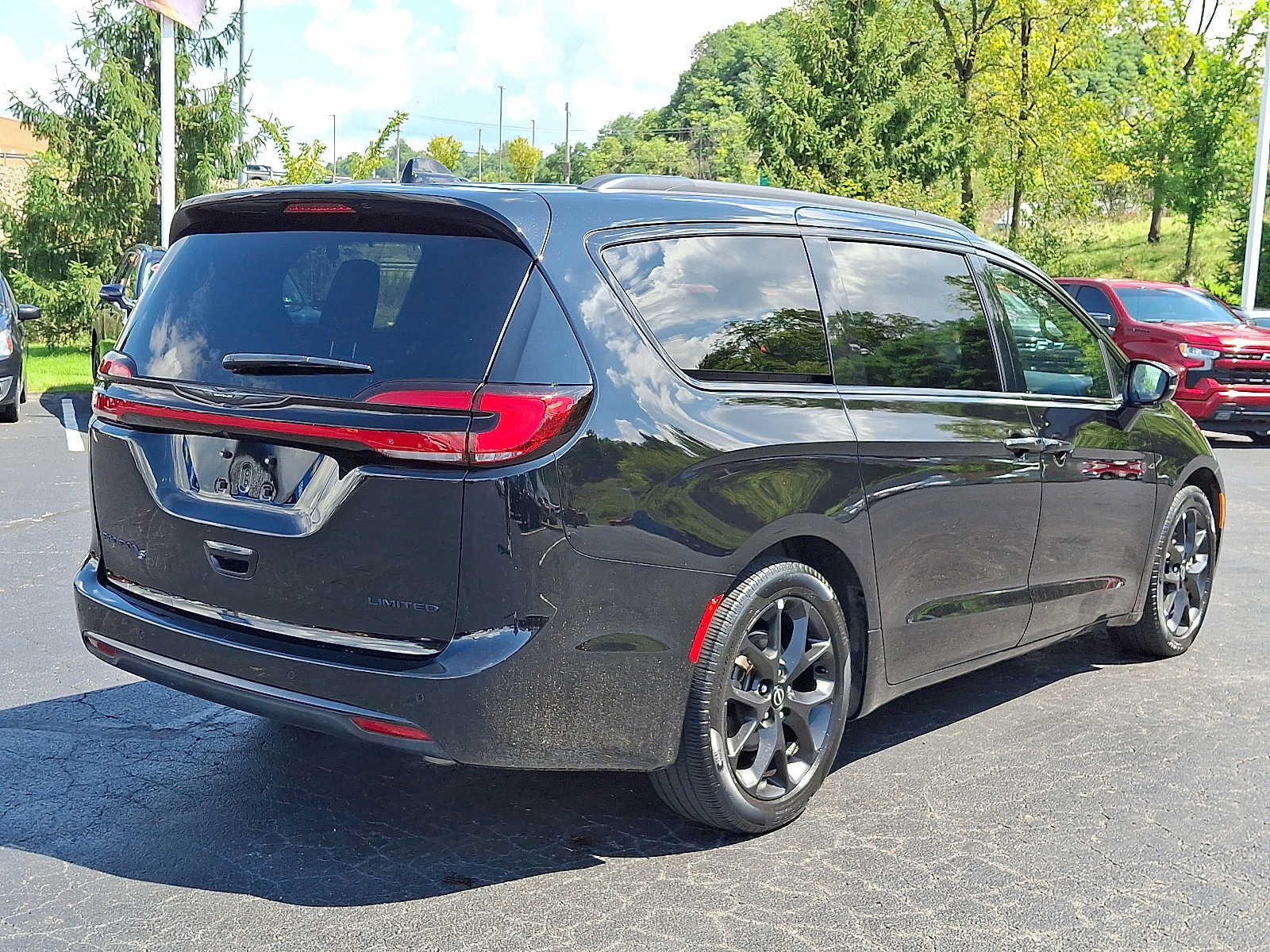 Used 2025 Chrysler Pacifica Limited FWD image 6