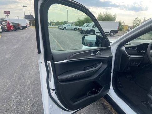 New 2025 Jeep Grand Cherokee L Limited w/ Black Appearance Package image 18