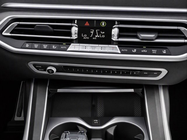 Used 2022 BMW X7 M50i w/ Luxury Seating Package AWD/4WD image 15