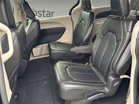Used 2024 Chrysler Pacifica Touring-L FWD image 21