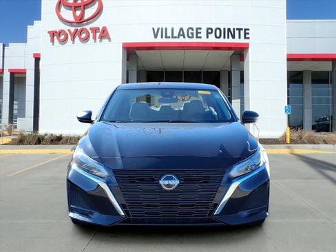 Used 2024 Nissan Altima 2.5 SV image 2