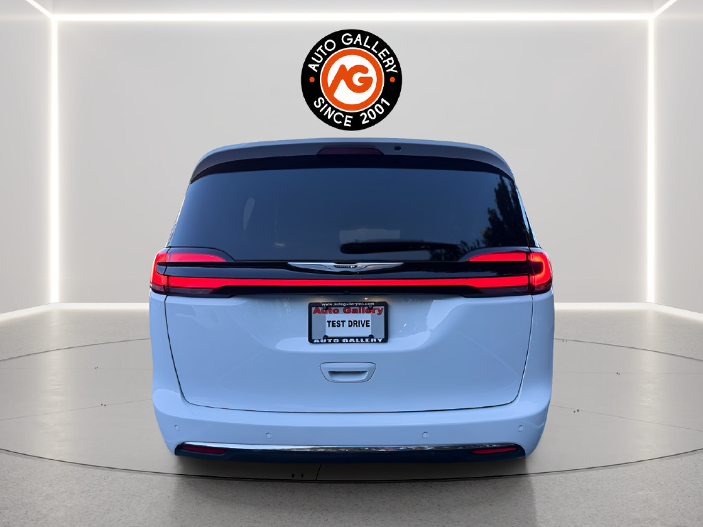Used 2025 Chrysler Pacifica Select FWD image 6