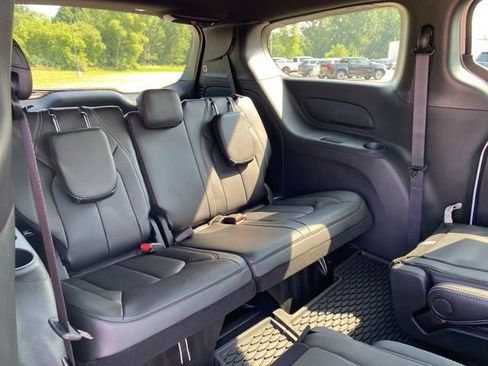 New 2025 Chrysler Pacifica Select w/ Fav Edition Package FWD image 32