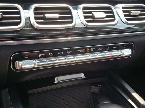Used 2024 Mercedes-Benz GLS 450 4MATIC image 17