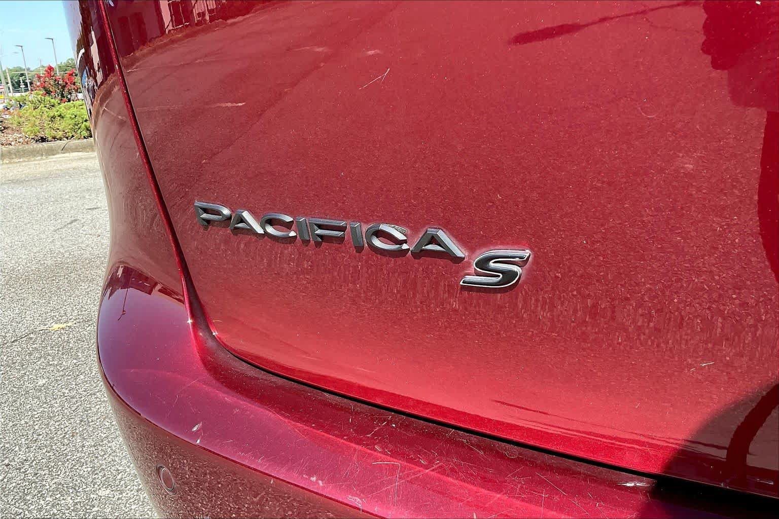 Used 2023 Chrysler Pacifica Limited w/ Uconnect Theater Family Group FWD image 31
