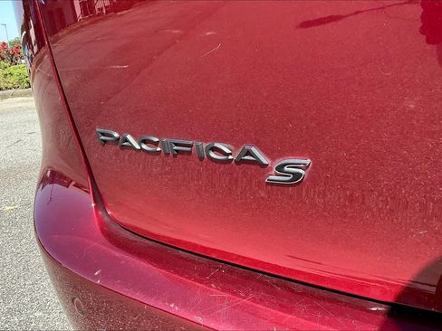 Used 2023 Chrysler Pacifica Limited w/ Uconnect Theater Family Group FWD image 31
