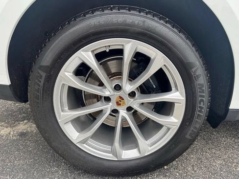 Used 2025 Porsche Macan AWD/4WD image 35