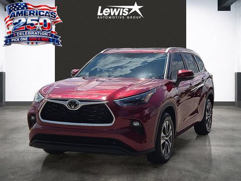 Used 2023 Toyota Highlander XLE FWD image 1