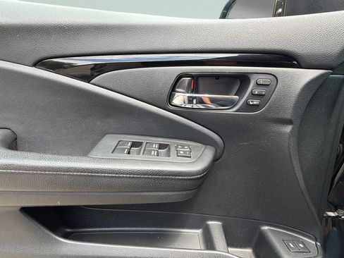 Used 2016 Honda Pilot Touring image 24