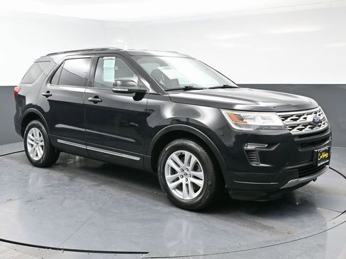 Used 2018 Ford Explorer XLT w/ Equipment Group 201A image 3