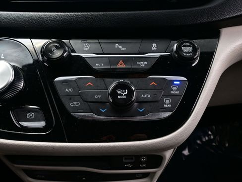 Used 2019 Chrysler Pacifica Touring-L Plus image 22