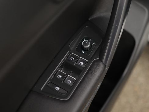Used 2021 Volkswagen Tiguan SE FWD image 24