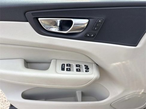 Used 2021 Volvo XC60 T5 Momentum w/ Premium Package image 25