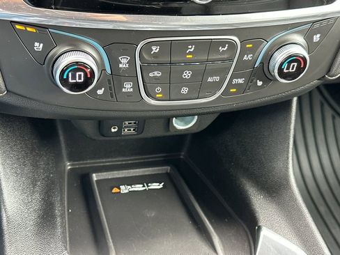 Used 2023 Chevrolet Traverse Premier AWD/4WD image 21