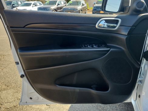 Used 2020 Jeep Grand Cherokee Altitude image 12