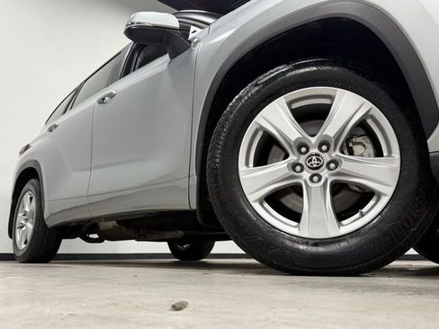 Used 2024 Toyota Highlander LE image 3