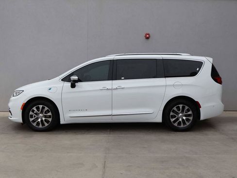 Used 2025 Chrysler Pacifica Pinnacle FWD image 2